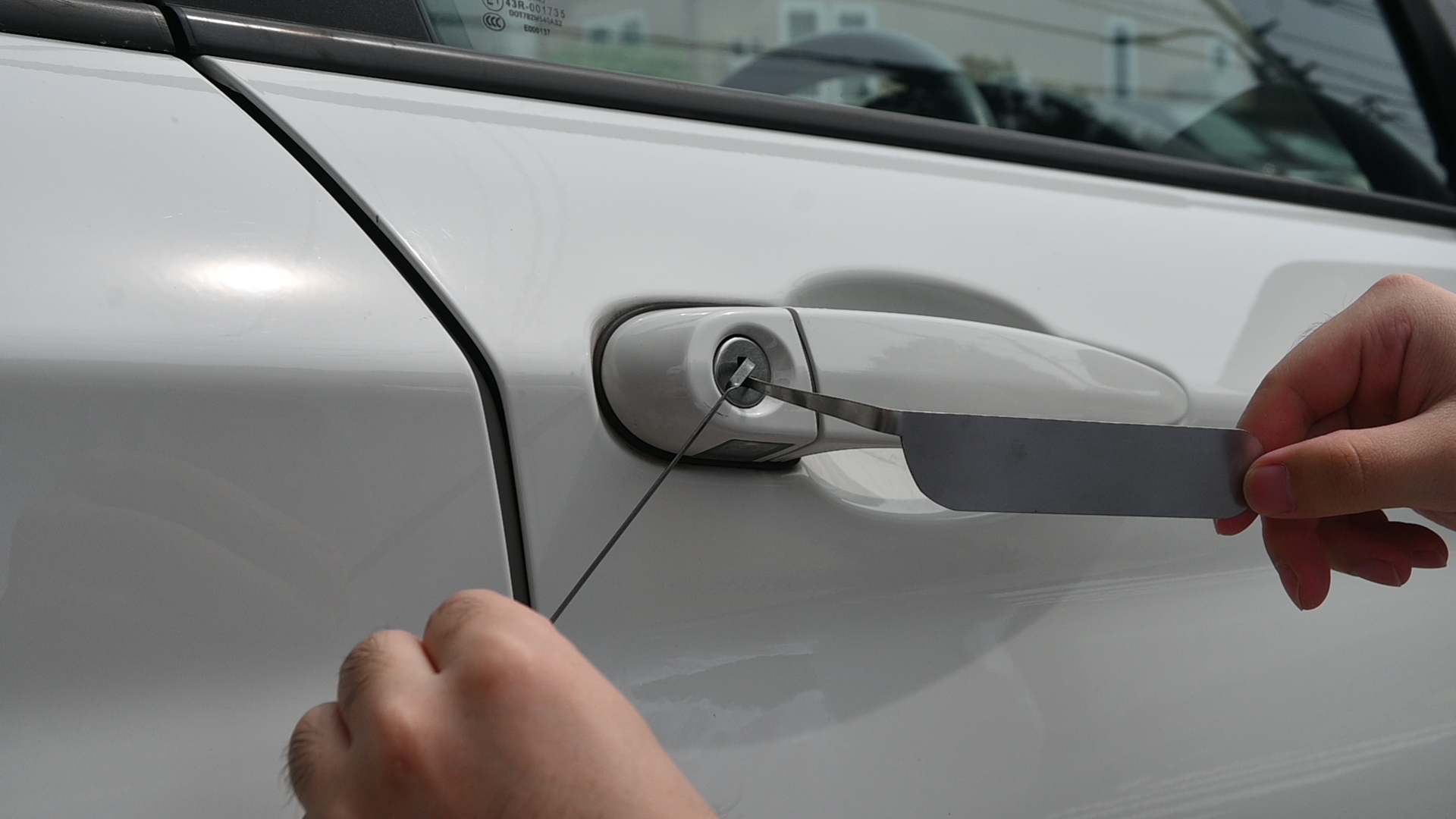 車のインロック開錠作業