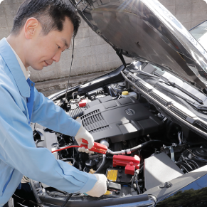 車のエンジンルームでの作業